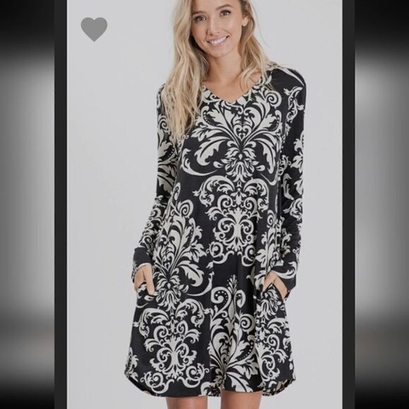 Chic Soul Dresses & Skirts - Chic soul Black and white paisley swing dress with pockets Sz XXL